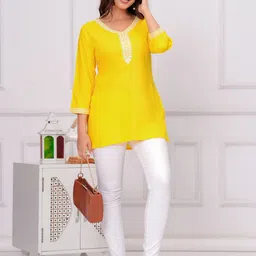 NEW4U Embroidered Crop Top image 1