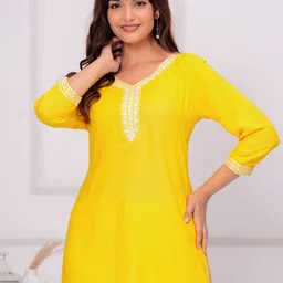 NEW4U Embroidered Crop Top image 2