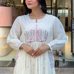 CaniBani Women Floral Embroidered Tiered Thread Work Pure Cotton Kurta with Palazzos & With Dupatta image 2