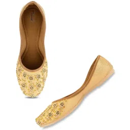 Desi Colour Women's Gold Ethnic Juttis image 2