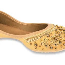 Desi Colour Women's Golden Ethnic Juttis image 4