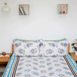 Ariana White & Blue Microfibre 144 TC Queen Bedsheet With 2 Pillow Covers image 2