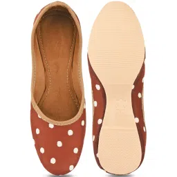Desi Colour Women's Caramel Ethnic Juttis image 3