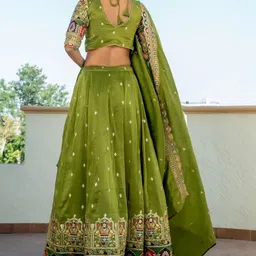 ETHNIC PLUS Women Embroidered Ready to Wear Lehenga & Blouse With Dupatta image 4