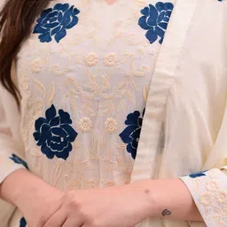 FAST FASHIONS Women Floral Embroidered Regular Kurta with Trousers & Dupatta image 4