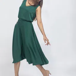 D'Almirah Emerald Elegance V Neck Top With Skirt image 5