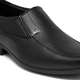 Groofer Men Synthetic Leather Formal Shoes image 3