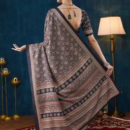 Satrani Black Silk Crepe Printed Saree With Unstitched Blouse image 2