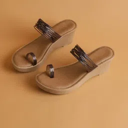 Eridani Women's Camila Gun Metal Toe Ring Wedges image 4