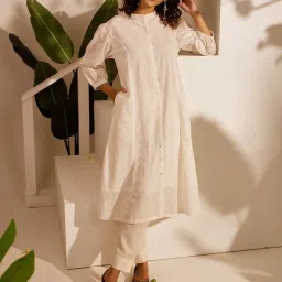Daali White Schiffli Mandarin Collar 3/4 Sleeves Kurta with Two Pockets image 2