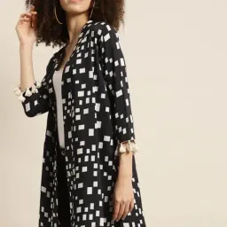 Qurvii Black Printed Shrug image 3