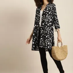 Qurvii Black Printed Shrug image 4