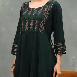 Meena Bazaar Ethnic Motifs Embroidered Panelled Thread Work Kurta With Trousers & Dupatta image 4