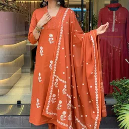 Desi Fusion Women Floral Embroidered Regular Thread Work Pure Cotton Kurta with Trousers & With Dupatta image 2