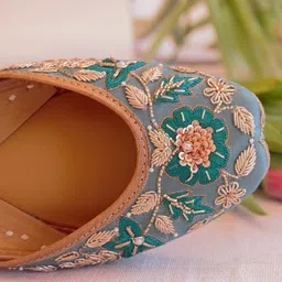 Amaryllis for her Women Printed Mojaris with Bows Flats image 3