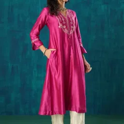 Mushio Magenta Damini Charvi Kurta With Yoke Embroidery In Chanderi Silk Fabric image 3