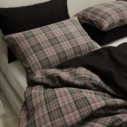 Stoa Paris Urbain Geometric Grey & Red 230 TC Microfibre King Duvet Cover with 4 Pillow Covers image 4