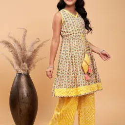 StyloBug Girls Multi Cotton Printed Kurti Set image 3