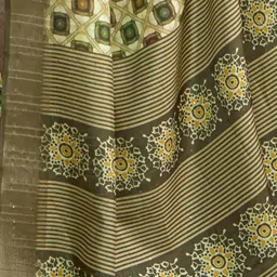Satrani Green Silk Blend Printed Saree With Unstitched Blouse image 3