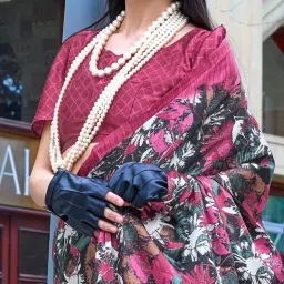 Vardha Black & Red Printed Saree With Unstitched Blouse image 3