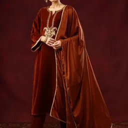 Janasya Women Yoke Design Regular Sequinned Velvet Kurta with Trousers & With Dupatta image 5