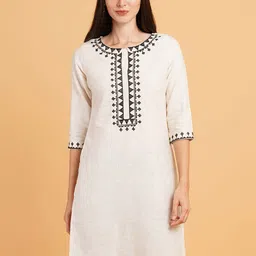 Brownverse Women Embroidered Khadi Kurta image 1