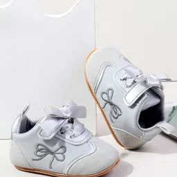 KIDLINGSS Ribbon Applique Detailed Bow Embroidered Slip On Booties - Grey image 5