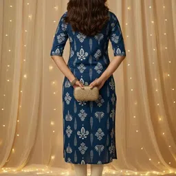 AAYUMI Women Floral Printed Sequinned Kurta image 2