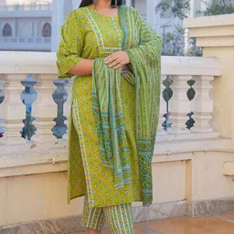 IKRASS Women Floral Printed Kurta Set With Dupatta image 4