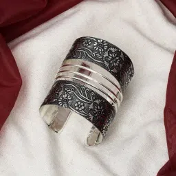 Teejh Pragati Black Cuffs Bracelet for Women-image-20