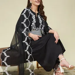 MOKOSH Floral Yoke Design Thread Work Notch Neck Kurta With Trousers & Dupatta image 4