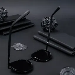 Voyage Black Geometric Polarised and UV Protected Lens Unisex Sunglasses image 4