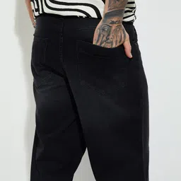 max Men Regular Fit Mid-Rise Light Fade Jeans image 2