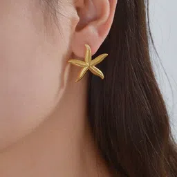 MODE & MINIMAL Star Shaped Studs Earrings image 5