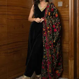 Label Shaurya Sanadhya Black Heavy Dupatta Velvet Kurta with Pant and Dupatta image 5