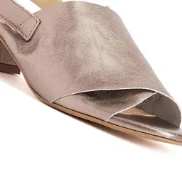 Peach Flores Women's Grey Back Strap Sandals image 5