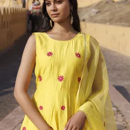 bannhi by priyanka rathore Bannhi Women Embroidered Regular Chanderi Silk Kurta with Trousers & With Dupatta image 5