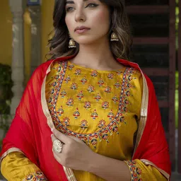 VredeVogel Women Floral Embroidered Regular Kurta with Trousers & With Dupatta image 5