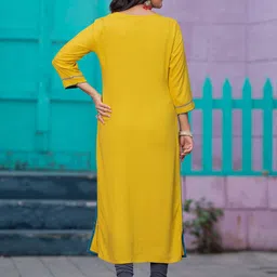 MITTOO Yoke Design Thread Work Kurta image 5