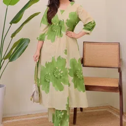 VYKOO Women Floral Printed Empire Kurta with Trousers image 3