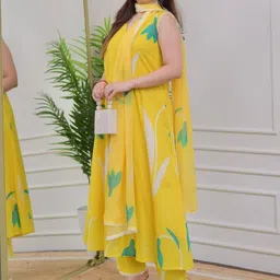 PRISHA FASHION Women Floral Printed Regular Kurta with Trousers & With Dupatta image 3