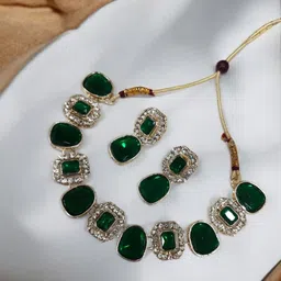 Women Click Gold-Plated Stones Studded & Beadded Jewellery Set image 3