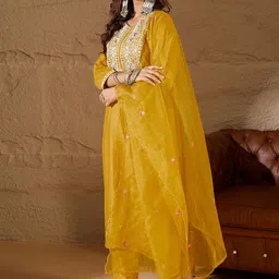 VredeVogel Women's Floral Embroidered Regular Thread Work Kurta With Trousers & Dupatta image 4