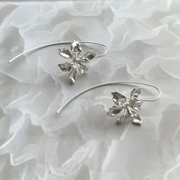 VAGHBHATT Silver-Plated Floral Shaped Drop Earrings image 2