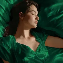 Stoa Paris Green Polyester 300 TC Double Bedsheet with 2 Pillow Covers image 2