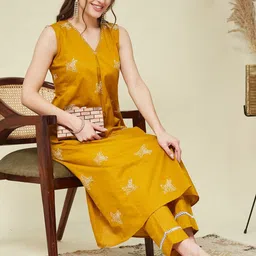 MOKOSH Floral Embroidered V-Neck Pleated Thread Work A-Line Kurta With Trouser image 2