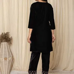 Meena Bazaar Women Floral Embroidered Regular Thread Work Velvet Kurti with Trousers image 5