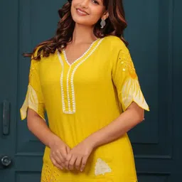 Aaysa Kurti Embroidered Tunic With Trousers Co-Ords image 2