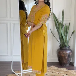 DIVASTRI Floral Embroidered V-Neck Straight Kurta With Trousers And Dupatta image 5