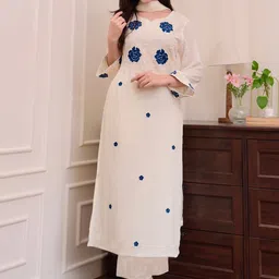 GoSriKi Floral Embroidered Notch Neck Thread Work Straight Kurta With Trousers & Dupatta image 3